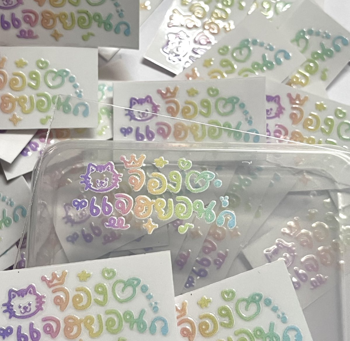 mumulittlesHo's tweet photo. รับทำสติกเกอร์พื้นใสไร้ขอบ UV DTF 

🌟 เคลือบเงา นูน กันน้ำ ติดทน

- ไดคัท 100% พร้อมลอกใช้งาน
- ขนาด 4-7 cm และขนาดอื่นๆ

สนใจสั่งซื้อสอบถาม DM มาได้เลยนะคะ 🙇🏻‍♀️

#รับทำของแจก #รับทําgiveaway #รับทำของแจกหน้าคอน #รับทําสติกเกอร์ไดคัท https://t.co/VcOwcKKO8Z
