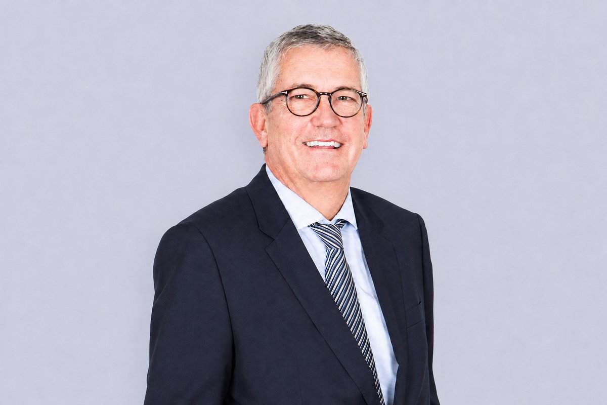 R_hostelpro's tweet photo. Carlos Franquesa, presidente de @Fluidra para el sur de Europa, asume la presidencia del Comité Organizador de @Piscina_BCN 2027, que se celebrará del 15 al 18 de noviembre en el recinto de Gran Via. 👏🏻👏🏻
🔗https://t.co/fbaG5Pd1Fe
#PiscinaBarcelona2027 #Fluidra #Wellness https://t.co/Y4dFk5flfa
