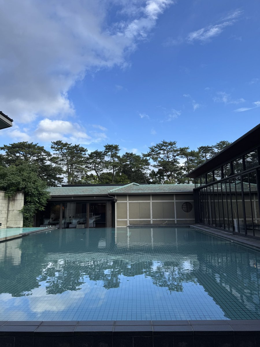 AMANERESORT's tweet photo. 雨が過ぎたあと。

空は少し青くなり、
海は少し穏やかになる。

水面に映る空、
別府湾を渡る風。

その日の天気さえも、
旅の思い出になる。

↗ https://t.co/w0J2wFZS7a

#AMANERESORT
#GAHAMATerrace
#別府温泉 https://t.co/eo6oZYAAbP