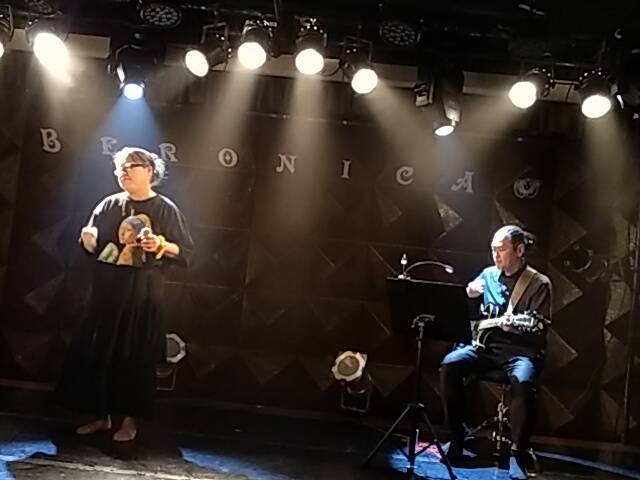 madopun's tweet photo. 実は昨日の歌の時の衣装は、こないだのボーリングで優勝した時にいただいたTシャツにしたのだ！(笑) https://t.co/pXvYrSY1VU