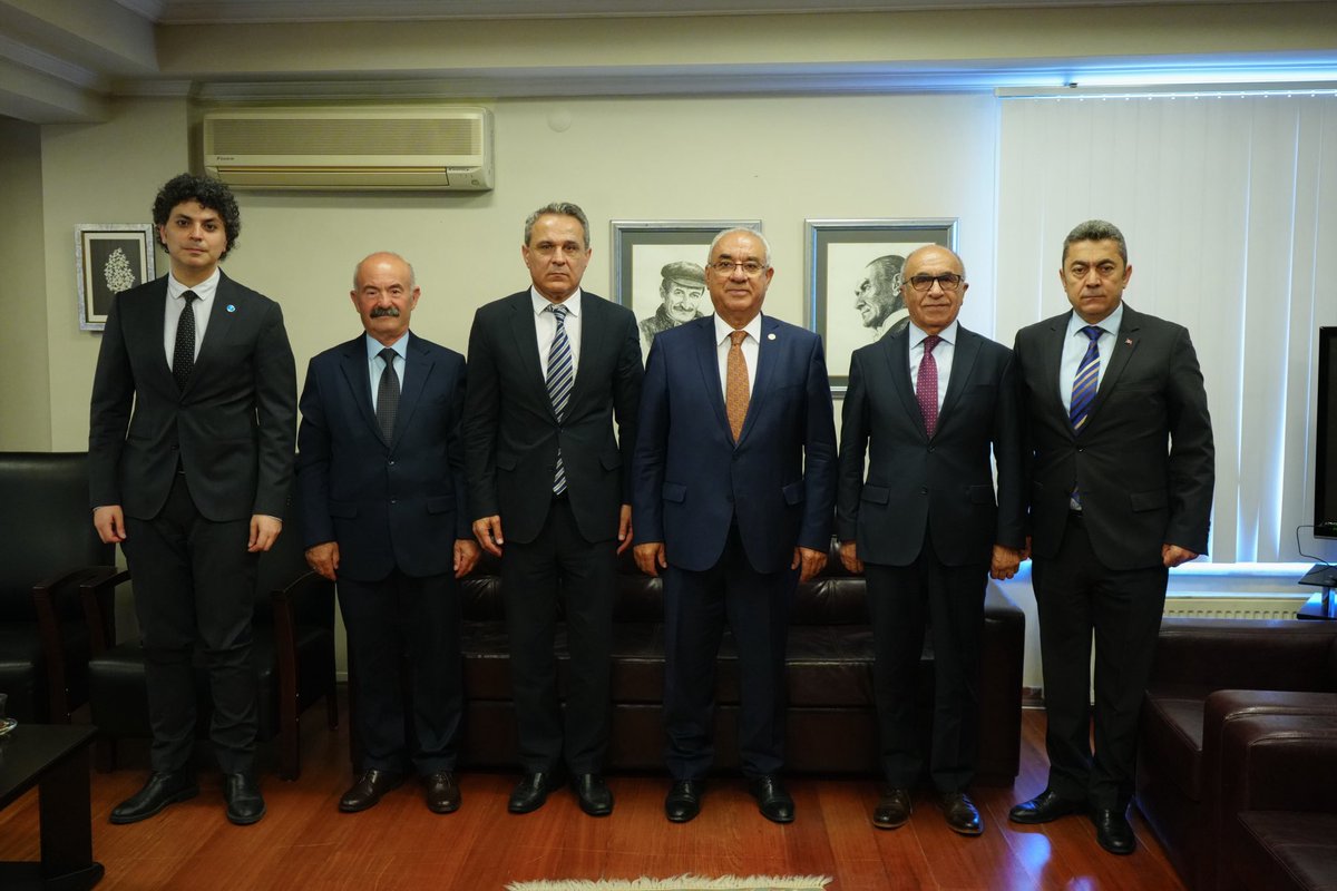 DSPGenelMerkez's tweet photo. Alevi Vakıfları Federasyonu Genel Başkanı Dr. Haydar Baki Doğan, Başkan Yardımcısı Muhittin Çalağan ve Kartal Cemevi Vakfı Başkanı Şahin Meral, Genel Başkanımız Sayın Önder Aksakal’ı makamında ziyaret ettiler.

Gerçekleşen ziyarette Genel Başkan Yardımcılarımız Ejder Onursal ve Dr. Davut Ocak da hazır bulundular.