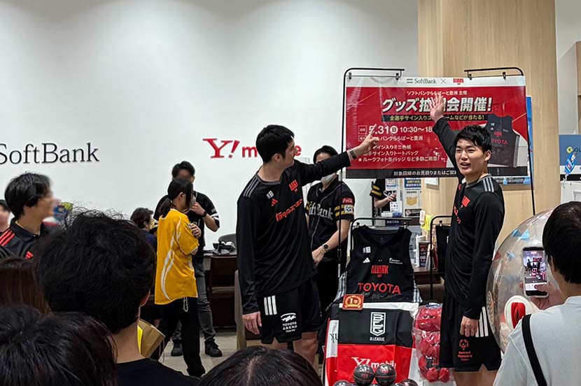 sbg_news's tweet photo. 2016年にB.LEAGUEが発足して以降、ソフトバンクは10年にわたりトップパートナーとして応援してきました。
ソフトバンクが提供する「バスケットLIVE」では、全試合の映像配信に加え、応援機能などを提供。ファンの方がクラブや選手と継続的につながれる仕組みづくりにも取り組んでいます。

担当者は、B.LEAGUEとソフトバンクの関係を “単なるスポンサーシップではなく「共創」である” と言います。試合の観戦だけでなく、クラブのコミュニティ、選手との接点づくりなどを通じて、日常の中でB.LEAGUEに関わる機会を増やしていく。ファンを巻き込みながら、バスケットボール界全体の盛り上がりにつなげていくことが、ソフトバンクのトップパートナーとしての役割だと考えていると語ります。

担当者へのインタビューを紹介しています。
https://t.co/K7vQzRwKfQ

#ソフトバンクニュース