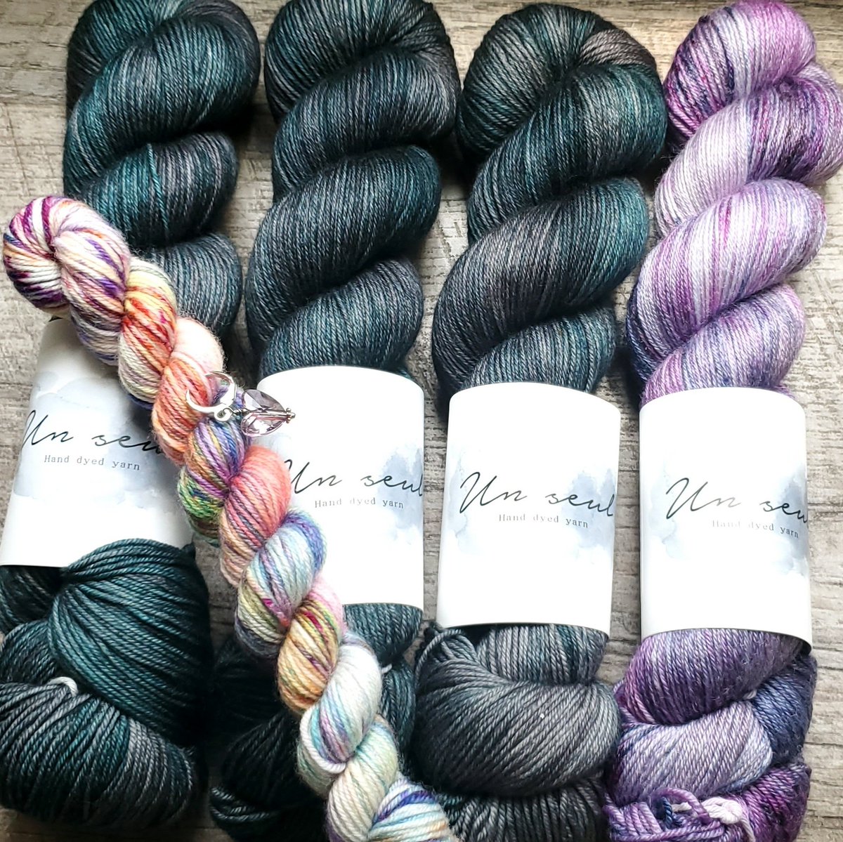 mayknitting's tweet photo. Un seul様の素敵な手染め毛糸が届きました🥰
色味の世界観がどんぴしゃ好み…ニュアンスブラックとかダーク具合が最高すぎる。あと紫も大好きなので公開してくださっているショールを編む用にバンブーシルク混のものを。
他にも欲しい色もあるし、これからお世話になる✨ https://t.co/GkZvMwWDWf