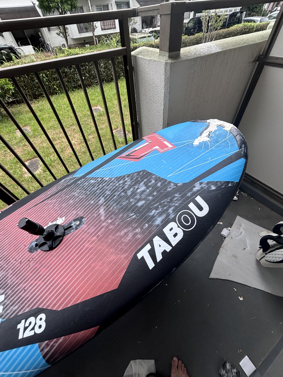 seiminkimura's tweet photo. 複雑骨折したボードを修理🧑‍🔧
#ウインドサーフィン #50才 #ボード #修理 https://t.co/IA7IX9JaoX