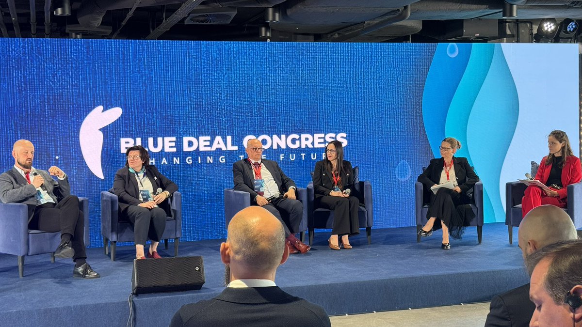 Federacja_PL's tweet photo. 💧 Jak budować odporność wodną polskiej gospodarki? 

O tym podczas panelu #BlueDealCongress „Woda w biznesie” rozmawiają przedstawiciele biznesu i administracji, w tym @MI_GOV_PL i @MKiS_GOV_PL 🤝

Dyskusję prowadzi @OlaHolownia z @DGPrawna👇🏻 https://t.co/LMBEPuL9eR