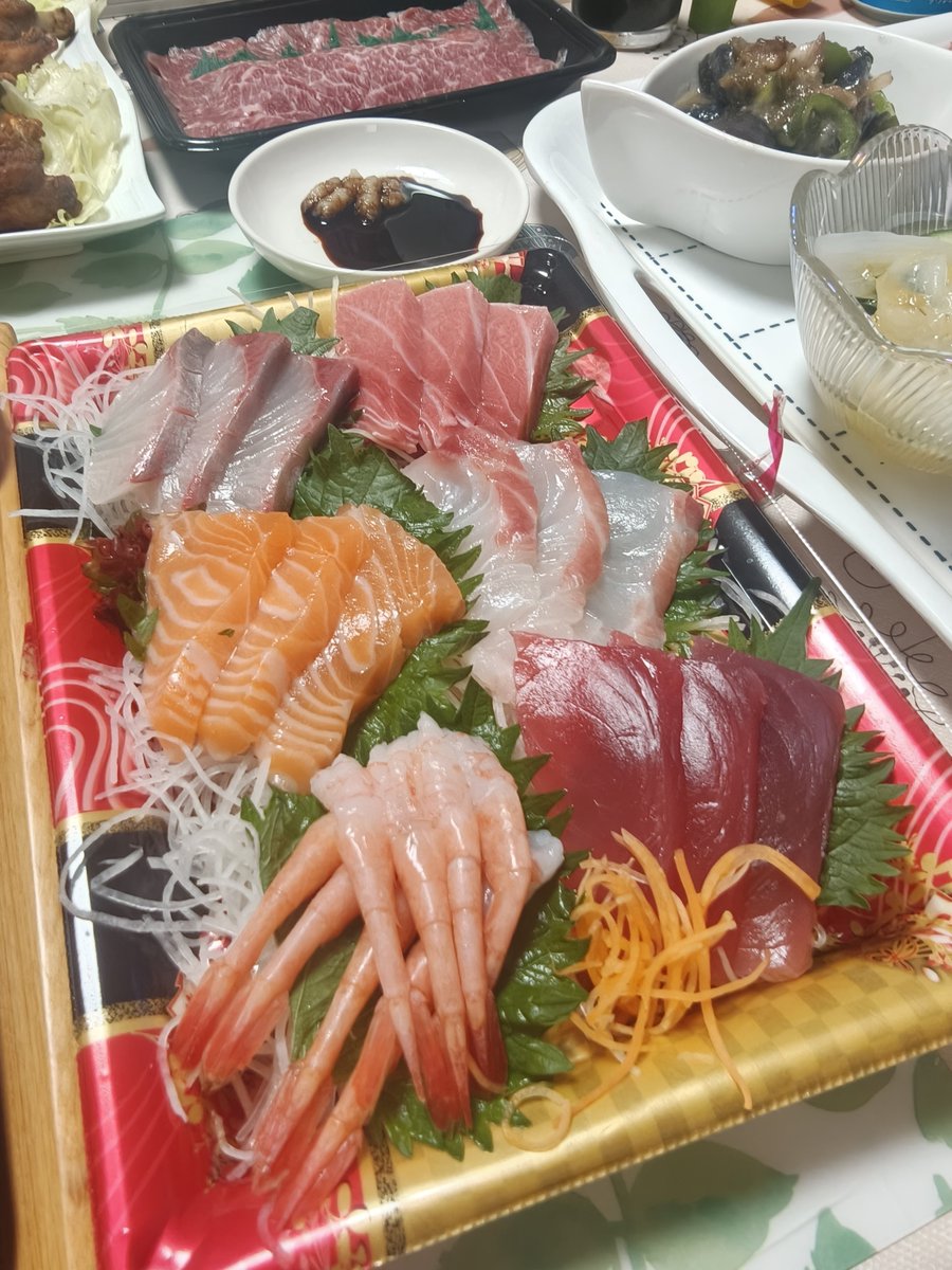 winlostsakit's tweet photo. 🇯🇵✈️ 帰国初日の夜や～！！😆💦
6月13日（金）夜
インドネシアから帰ってきて
まず食べたいもんといえばコレやろ！！😤🔥

豪華お刺身盛り合わせ 🐟🍣
まぐろ・サーモン・ハマチ・鯛・海老

この鮮度と色艶がもう違うんや～！！😭❤️
スーパーのお刺身やのに
ここまで美味しいのが日本のすごさやで！！💪✨　

そして極めつけは
🐴 馬刺し（上） 🐴
これやこれ！！！😭🔥
あの霜降り具合とろとろ感がたまらん～！！
醤油にちょっとつけてパクッとやったら
もう口の中で溶けるんや～！！😭❤️‍🔥
ジャカルタでは絶対食べられへんやつや！！😤

🍗 唐揚げ（手羽先）もカリカリで最高！！😍

🐟 北海道知床産の鮭チップスもつまみに！

🍺 パーフェクトサントリービール PSB 糖質0
（おじさん、健康気にしてるねん笑😂）
〆は鹿児島の本格芋焼酎
🍶 市来ツン（ichiki shochu tun） 🍶
サツマ薩摩の本格焼酎で
「天下逸品・品質本位」の逸品や！！😤✨
お湯割りで飲んだら最高すぎる～！！😭🙏
帰国初日から
ジャパンクオリティ全開やで～！！😆🎉🇯🇵
やっぱり日本食が世界一やわ！！😤💪✨
ジャカルタの皆さんごめんなさい笑😂🇮🇩
#帰国初日 #日本食最高
#刺身 #馬刺し #熊本グルメ