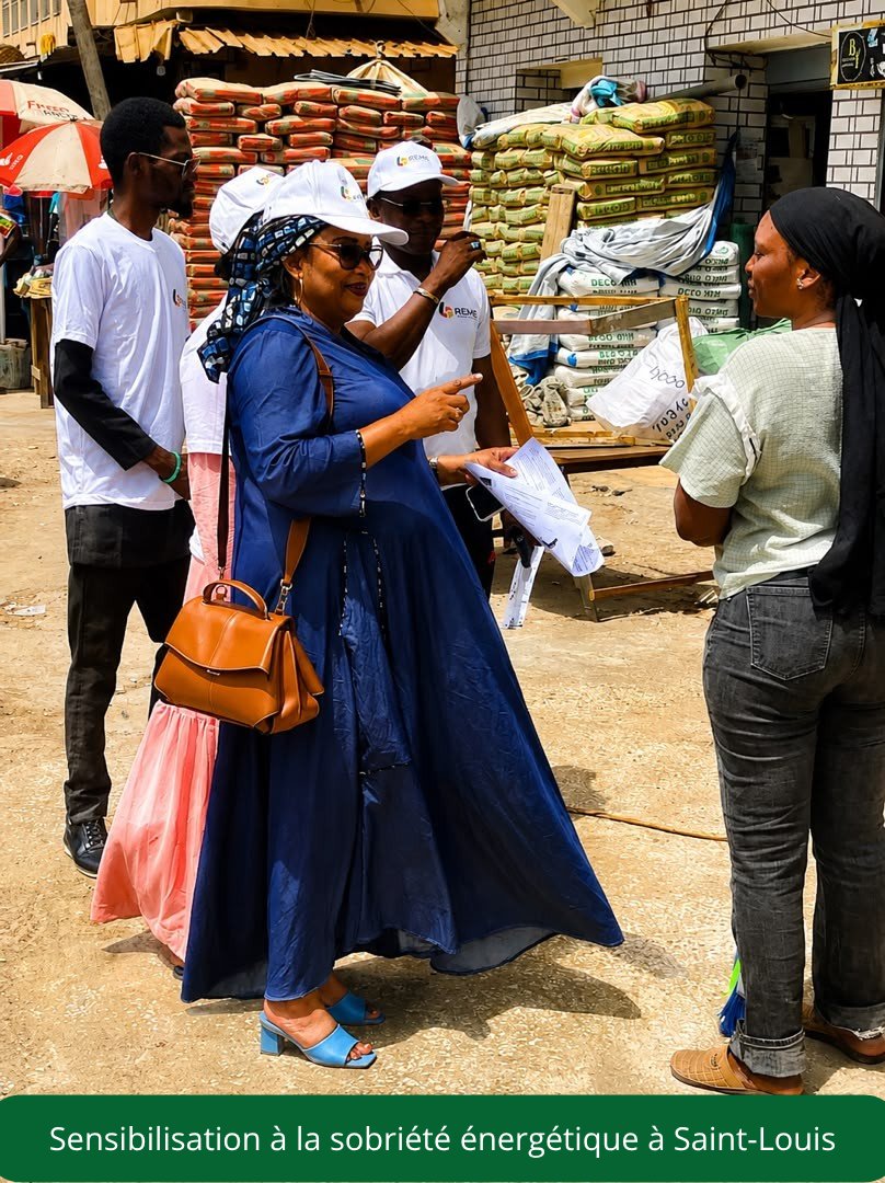 aemesenegal's tweet photo. #𝐘𝐚𝐤𝐡𝐚𝐧𝐚𝐥𝐄𝐧𝐞𝐫𝐣𝐣𝐢 | 𝐋𝐞𝐬 𝐜𝐚𝐫𝐚𝐯𝐚𝐧𝐞𝐬 𝐝𝐞 𝐬𝐞𝐧𝐬𝐢𝐛𝐢𝐥𝐢𝐬𝐚𝐭𝐢𝐨𝐧 𝐚̀ 𝐥'œ𝐮𝐯𝐫𝐞 !

Dans le cadre des 𝟕𝟐 𝐇𝐞𝐮𝐫𝐞𝐬 𝐝𝐞 𝐥'𝐄𝐟𝐟𝐢𝐜𝐚𝐜𝐢𝐭𝐞́ 𝐄́𝐧𝐞𝐫𝐠𝐞́𝐭𝐢𝐪𝐮𝐞 organisées par l'AEME à Saint-Louis, des équipes de terrain ont sillonné les quartiers de la ville (Sor, Ngalelle, Ile, Pointe Nord, Gokhombadj…) et le campus de l'Université Gaston Berger pour porter le message de la sobriété énergétique directement aux populations.

Au bord des rues, dans les marchés, face aux commerçants, aux étudiants, aux familles — chaque échange compte. Parce que la transition énergétique se construit d'abord dans les gestes du quotidien.