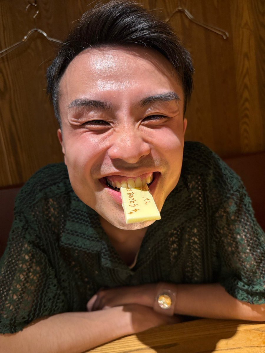 aaa__0y's tweet photo. \ニコニコで幸せな28歳男性本日誕生日/
神戸牛コースに最後は怒涛のケーキまで🎂 https://t.co/hmwKD69nqo