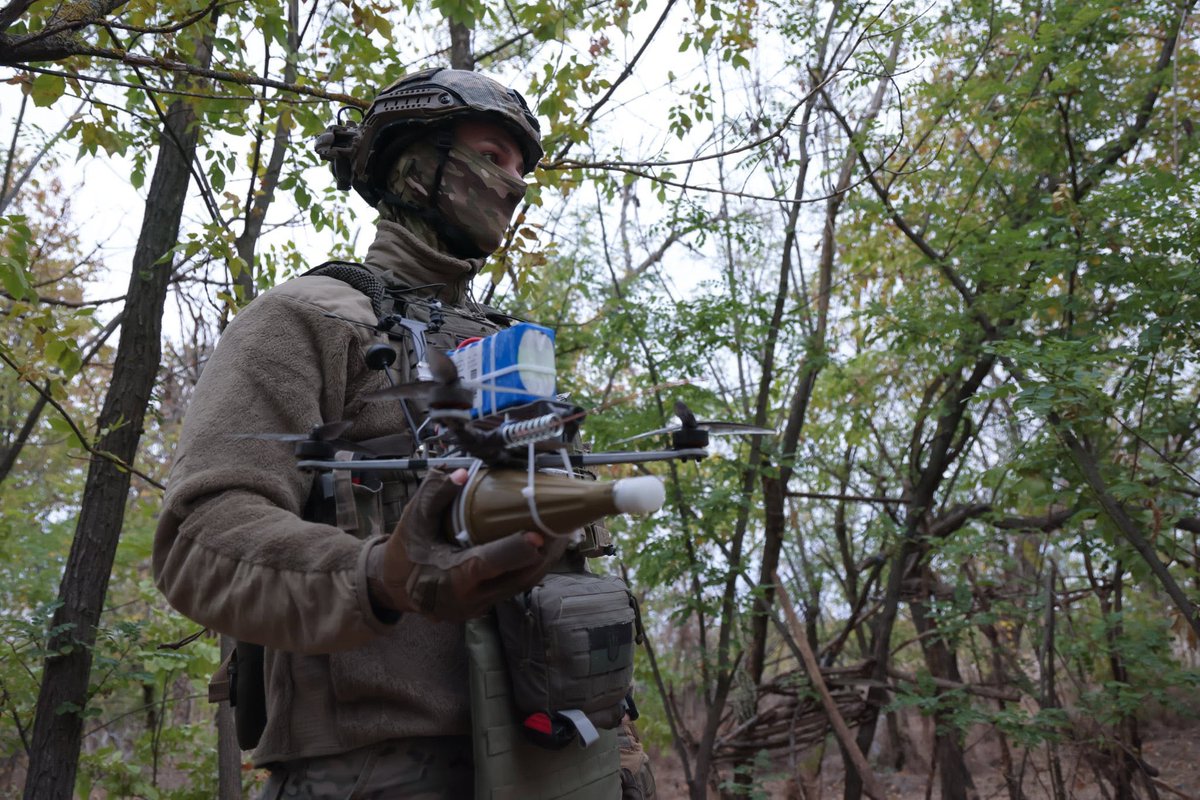 UKRINFORM's tweet photo. Мала Токмачка - легендарне село на Запорізькому напрямку, яке ворог намагається захопити з літа минулого року. Понад тисячу днів 118 ОМБр та батальйон поліції особливого призначення ГУНП у Запорізькій області утримують рубежі та щоденно відбивають атаки росіян.
 
Про самовідданість, самопожертву й бажання перемогти – рецепт стійкості Малої Токмачки і будь-якого іншого населеного пункту, який боронять захисники, – читайте в репортажі Укрінформу.
 
📸 Укрінформ, ГУНП в Запорізькій області
https://t.co/NPKLxBduJS