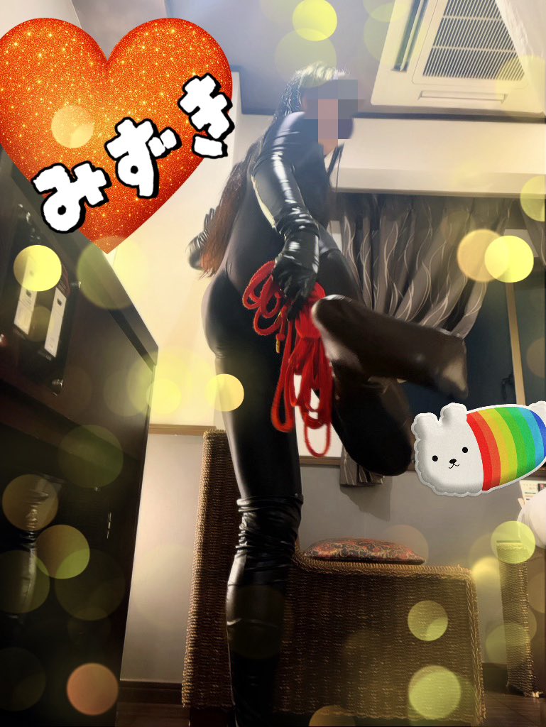 mizuki_mt555's tweet photo. 全身黒タイツにエナメルの手袋と靴下みたいなのやるとカッコよく見えます😎✨
多分黒タイツだけだとカッコがつきません😛
丈の足りなさのカバー😌 https://t.co/dCyjSCyhzz