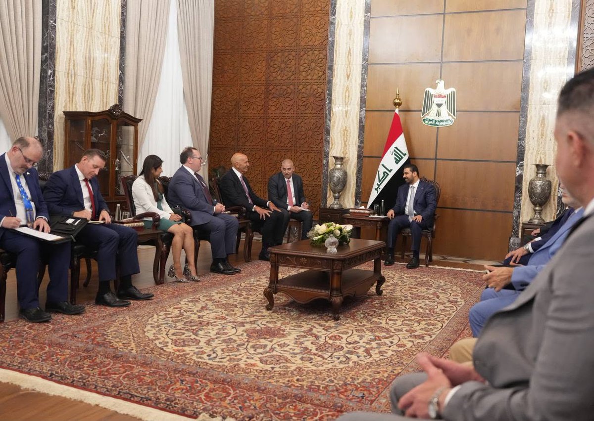 AliraqNet's tweet photo. تلفونه بيده.. هكذا ظهر المبعوث الأمريكي الخاص إلى العراق والسفير في تركيا توم باراك خلال لقائه رئيس الوزراء العراقي التاسع بعد 2003 علي الزيدي اليوم الثلاثاء 16 حزيران 2026 في بغداد، حيث بقي الهاتف في يده ولم يسلمه لأحدِ مساعديه!؟. https://t.co/GYkun8GxB6