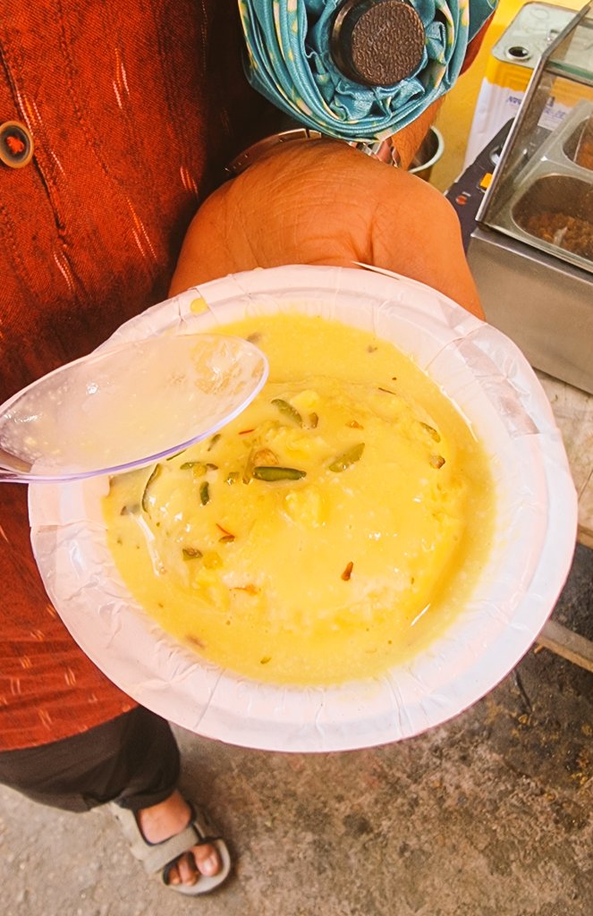 vedha_l's tweet photo. Saffron, pistachios, and clouds of soft chenna.
Dessert perfection.
🍮💛✨
#Rasmalai
#DessertTime https://t.co/epaYxLqv1P