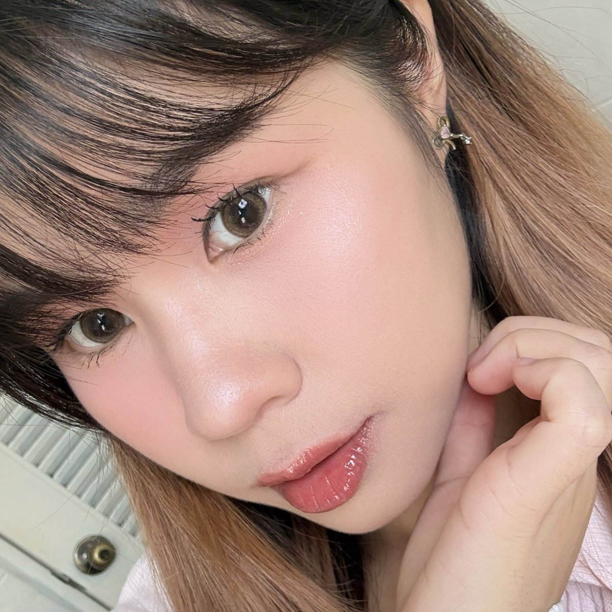 gmmgamm's tweet photo. 👀✨เป็นอีกสีที่ชอบบบ สี Myst Brown คอนแทคเลนส์ Glitzlens แบรนด์โปรดด🤎

คือแบรนด์นี้เลนส์วัสดุเค้าเป็นแบบ Silicone Hydrogel ใส่แล้วเบาสบายตา ระหว่างวันตาไม่แห้งง่าย มองคมชัด และยังช่วยให้ออกซิเจนผ่านดวงตาได้ดี เหมาะกับคนที่ใส่เลนส์นาน ๆ หรือมีปัญหาตาแห้งง่ายแบบเรา

สีน้ำตาลละมุน ดูธรรมชาติ ใส่ง่าย แต่งหน้าหรือหน้าสดก็รอด ช่วยให้ตาดูหวานขึ้นแบบไม่โป๊ะ 🤎✨