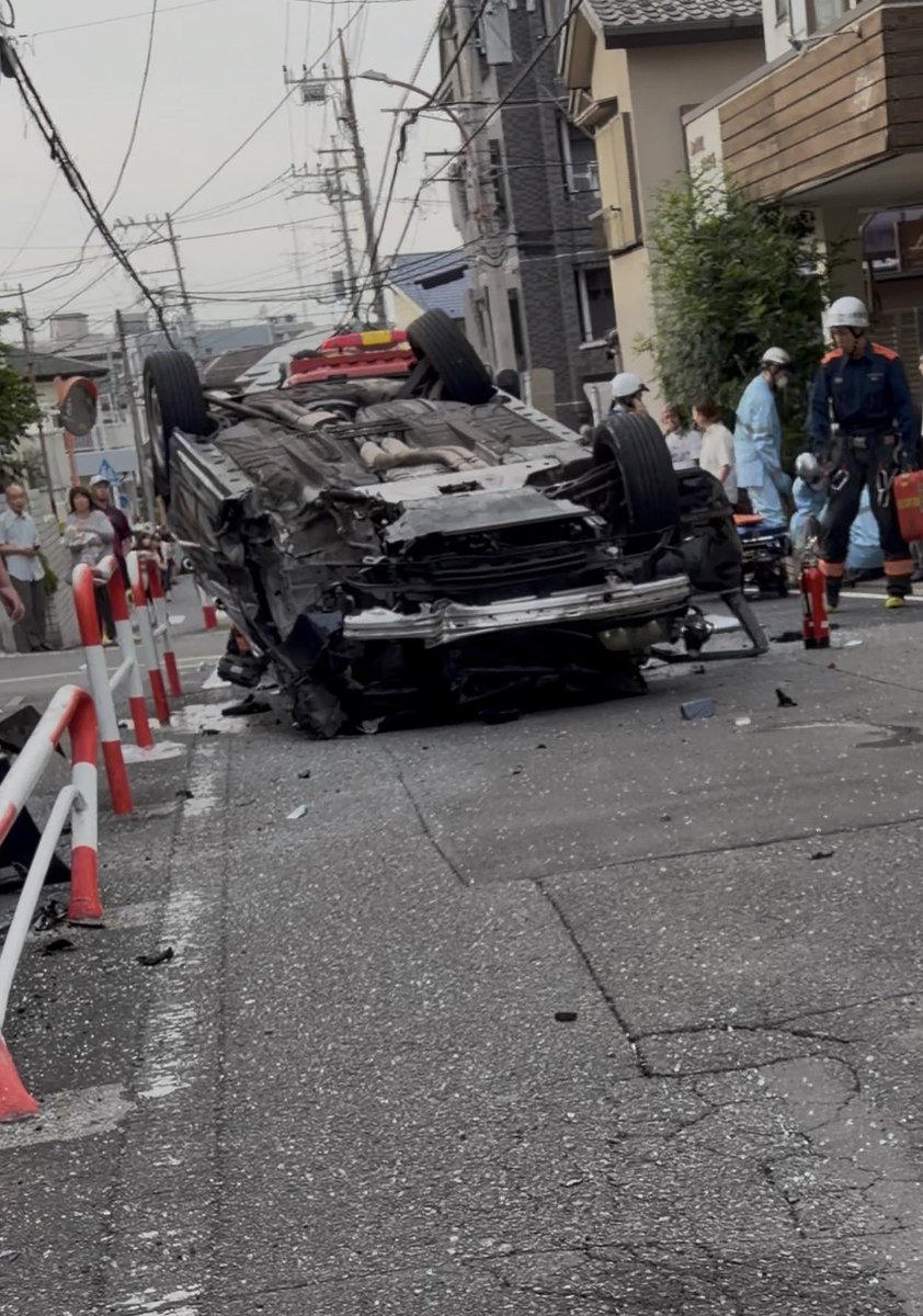 ryunosuke__1203's tweet photo. 中央林間でBMWがひっくり返ってた
運転手さん大丈夫かな、 https://t.co/OnCcw6ocza