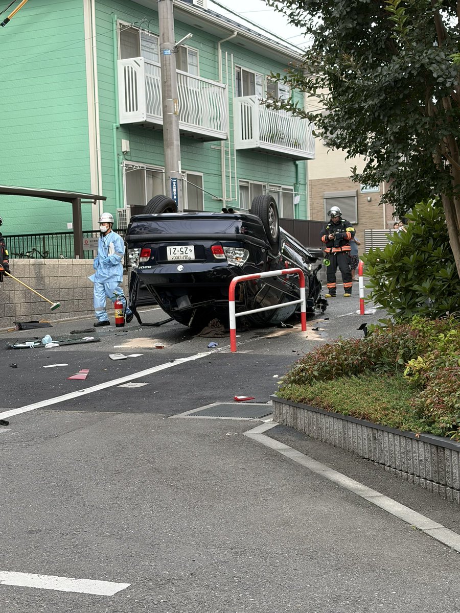 ryunosuke__1203's tweet photo. 中央林間でBMWがひっくり返ってた
運転手さん大丈夫かな、 https://t.co/OnCcw6ocza