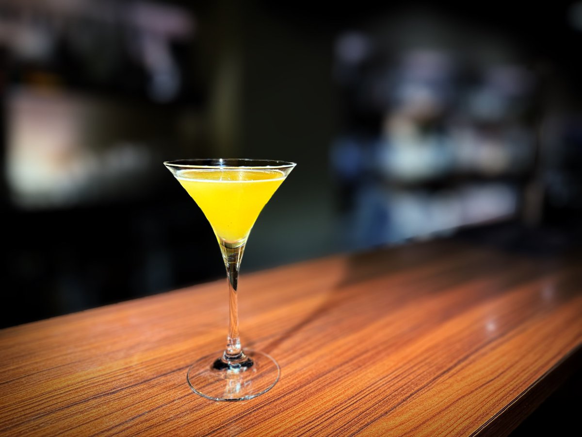 ippatutaro's tweet photo. 「BARでお酒を飲まない」のは、マナー違反ですか？

昨日、ノンアルコール漫画の監修について告知させていただきましたが、実はお店でも「お酒が飲めない（弱い）のにBARに行ってもいいんでしょうか？」というご相談をよく受けます。

バーテンダーからの結論はズバリ、
「大歓迎です！！」

オーセンティックなBARは、決してお酒だけを提供する場所ではありません。
あの薄暗い照明、氷の音、静かな空間という「非日常」を味わう場所です。

ぜひ遠慮せずに「ノンアルコールで、さっぱりしたものを（甘いものを）」とオーダーしてみてください。

私たちはそれを『モクテル（「似せる」という意味のMock＋Cocktail）』と呼び、フレッシュフルーツやハーブ、スパイスを駆使して、お酒に負けない複雑で美味しい一杯を本気で仕立てます。

お酒が飲めなくても、BARの魔法はちゃんと効きます。

火曜日の夜、少しだけ日常から逃げたくなったら、ぜひBARの重い扉を開けてみてください。

#BAR初心者の歩き方  #モクテル