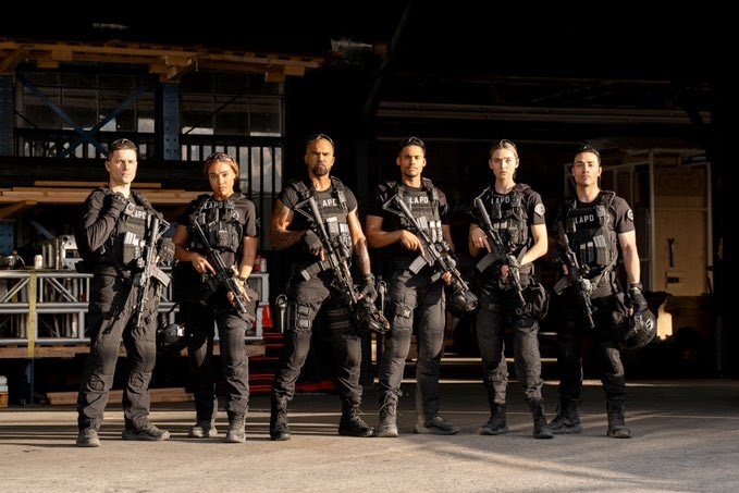swatjude1's tweet photo. The way I screamed first time seeing this badass group picture ππ₯΅
#SWATExiles #SWATFamily #rollswat #ronenrubinstein #JudeCallan #Jammy https://t.co/5RetKKj6Fi
