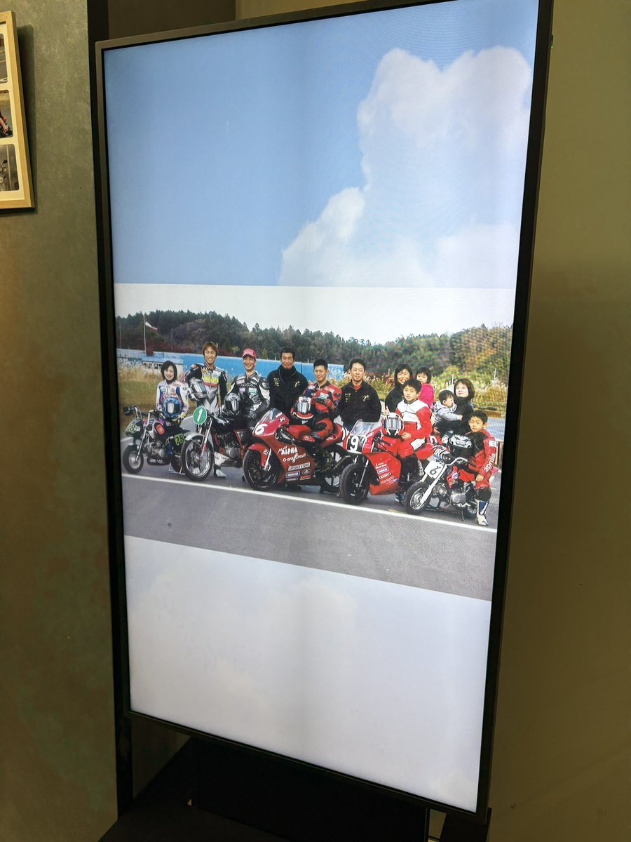 Moto_NH77's tweet photo. うちのチーム最年長が6/13に天に召されました。

生まれた頃から遊んでもらって大洗サーキット時代にオートボーイ杯・DE耐の最年少出場・耐久茶屋の優勝まで👀

NRFになってからはとにかくSUGO6耐の優勝が欲しくて頑張ったけどマシントラブルばかり起きてとうとう叶わず。

スプリントではCB750でDOBARやNSF100トロフィー、ポケバイからカートまでとにかく走ってたイメージ😎

会えば全日本のリザルト全部見られててあーやこーや言ってて一線は退いたとは言えまだまだ元気だと思っていたのにちょっと早すぎる。

俺がバーボンウィスキーを飲むのは必ず飲みに出ると最後に頼んでた薄井さんの影響です🥃

きっちり送り出して前向いて先ずは今週頑張ります👍

#NozawaRacingFamily
#大洗サーキット
#Shin1