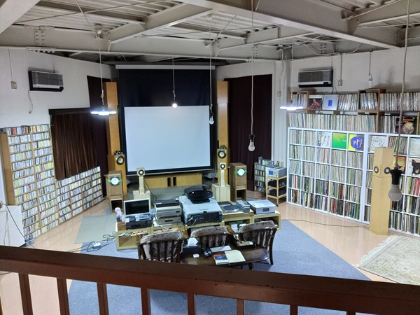 stereohensyubu's tweet photo. 本日の取材は、“あの”「方舟（はこぶね）」へ。

レコードもすごいですが、レーザーディスクの量も凄い📀
2階の書棚には、オーディオ雑誌がぎっちり📚
ご厚意で、長岡鉄男さんが高評価した『花火』も聴かせていただきました。

ステレオ8月号にて、「方舟」の今をレポート予定です。
お楽しみに🔊 https://t.co/uiWnYgJS9b