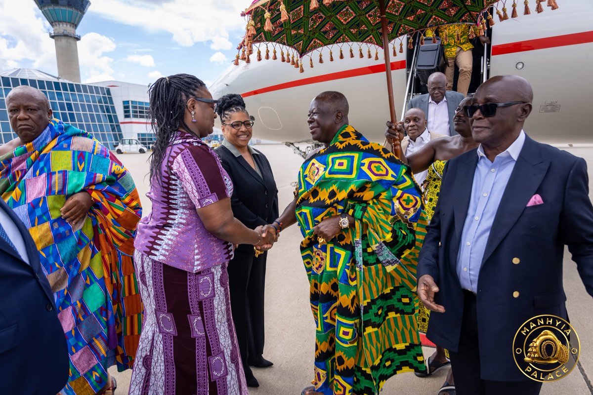 ManhyiaPalace's tweet photo. 📷 His Majesty Otumfuo Osei Tutu II has arrived in Canada to participate in the Beyond the World Cup event organized by the Canada-Ghana Chamber of Commerce.
The Asantehene was warmly received upon arrival by H.E Myriam Montrat, Canada’s Ambassador to Ghana, H.E Dora Francisca Edu-Buandoh, Ghana’s High Commissioner to Canada, Mr. Thomas Oppong-Peprah, former Chief of the Defence Staff of Ghana, alongside other distinguished guests.
The visit underscores the growing ties between Ghana and Canada and highlights the importance of strengthening economic, cultural, and international partnerships through initiatives such as the Beyond the World Cup forum.