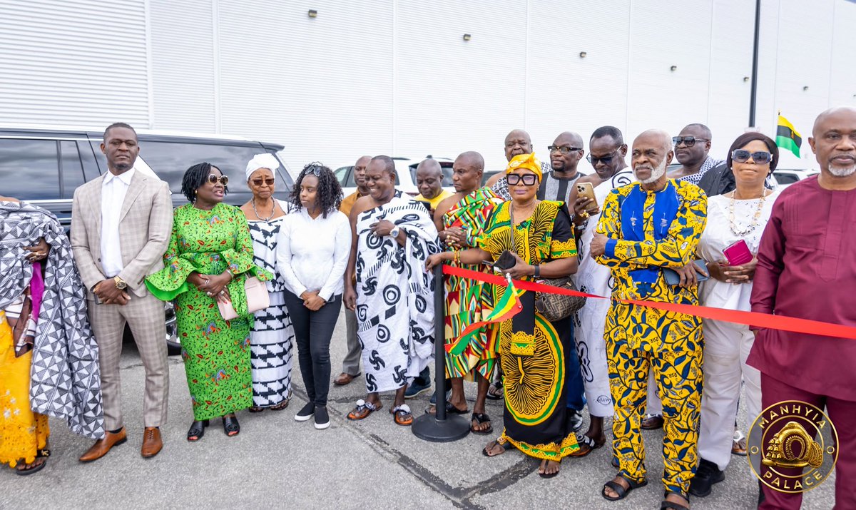 ManhyiaPalace's tweet photo. 📷 His Majesty Otumfuo Osei Tutu II has arrived in Canada to participate in the Beyond the World Cup event organized by the Canada-Ghana Chamber of Commerce.
The Asantehene was warmly received upon arrival by H.E Myriam Montrat, Canada’s Ambassador to Ghana, H.E Dora Francisca Edu-Buandoh, Ghana’s High Commissioner to Canada, Mr. Thomas Oppong-Peprah, former Chief of the Defence Staff of Ghana, alongside other distinguished guests.
The visit underscores the growing ties between Ghana and Canada and highlights the importance of strengthening economic, cultural, and international partnerships through initiatives such as the Beyond the World Cup forum.