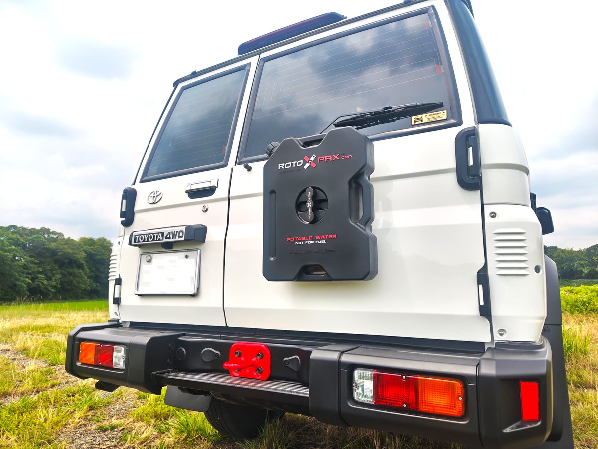 KCraftJB74's tweet photo. 背面プレートにはロトパックス専用の穴があります。（取付には別途マウントが必要です）
試しにロトパックスを背負わせてみましたが、これぞオフロード車という雰囲気です。
もし仕様で気になる点などあれば、お答えできる範囲で回答しますので、お気軽にコメントください。
#ランクル70 #ロトパックス https://t.co/pEsPP3ADL7
