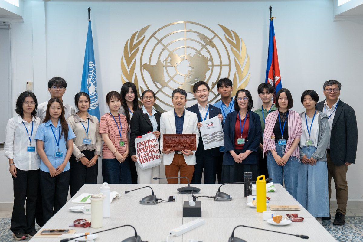 UNDPCambodia's tweet photo. 🌟We were delighted to welcome students from @ritsumeikanapu🇯🇵 &amp; #RUPP🇰🇭 to our office.
Students learned about our work w/ communities across🇰🇭, including environmental initiatives supported through the @theGEF Small Grants Programme &amp;🤝our partnership w/ @JapanGov.

@UNDPTokyo https://t.co/2FJEobYf0u