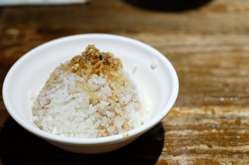 jigen_2525's tweet photo. おそらく台湾の限界飯であろう猪油拌飯（ジューヨウバンファン）は、ご飯にラードと甘辛いチャーシューのタレみたいなのがかかってただけのシンプルなものだったが、本能に訴えかける美味さだった。 https://t.co/0TYHTyPx1R