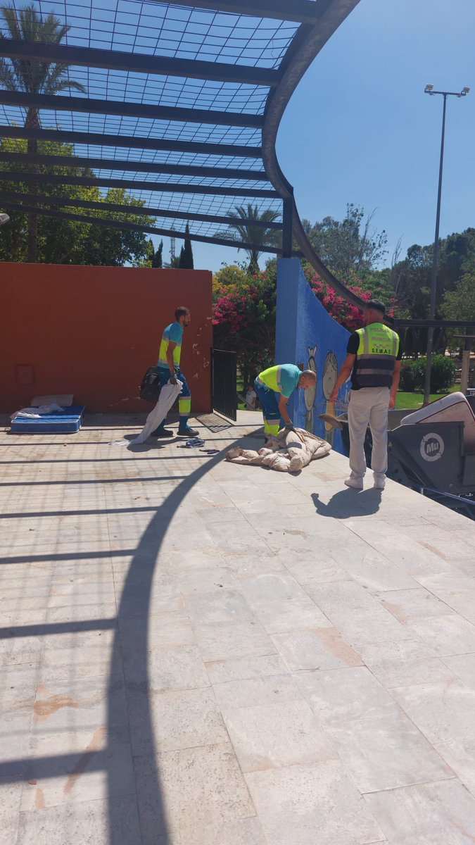 JuntaNorte's tweet photo. Seguimos levantando asentamientos en el distrito, coordinados con SEMAS, Policía y Limpieza. El escenario del Jardín de La Seda es uno de los puntos que de forma periódica se levanta, y se limpia de enseres. https://t.co/6tvawvT3Nj