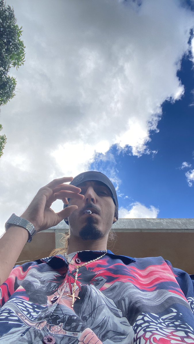 LPL4REAL's tweet photo. Bisous jtravaille plus https://t.co/Tbb8RKef20