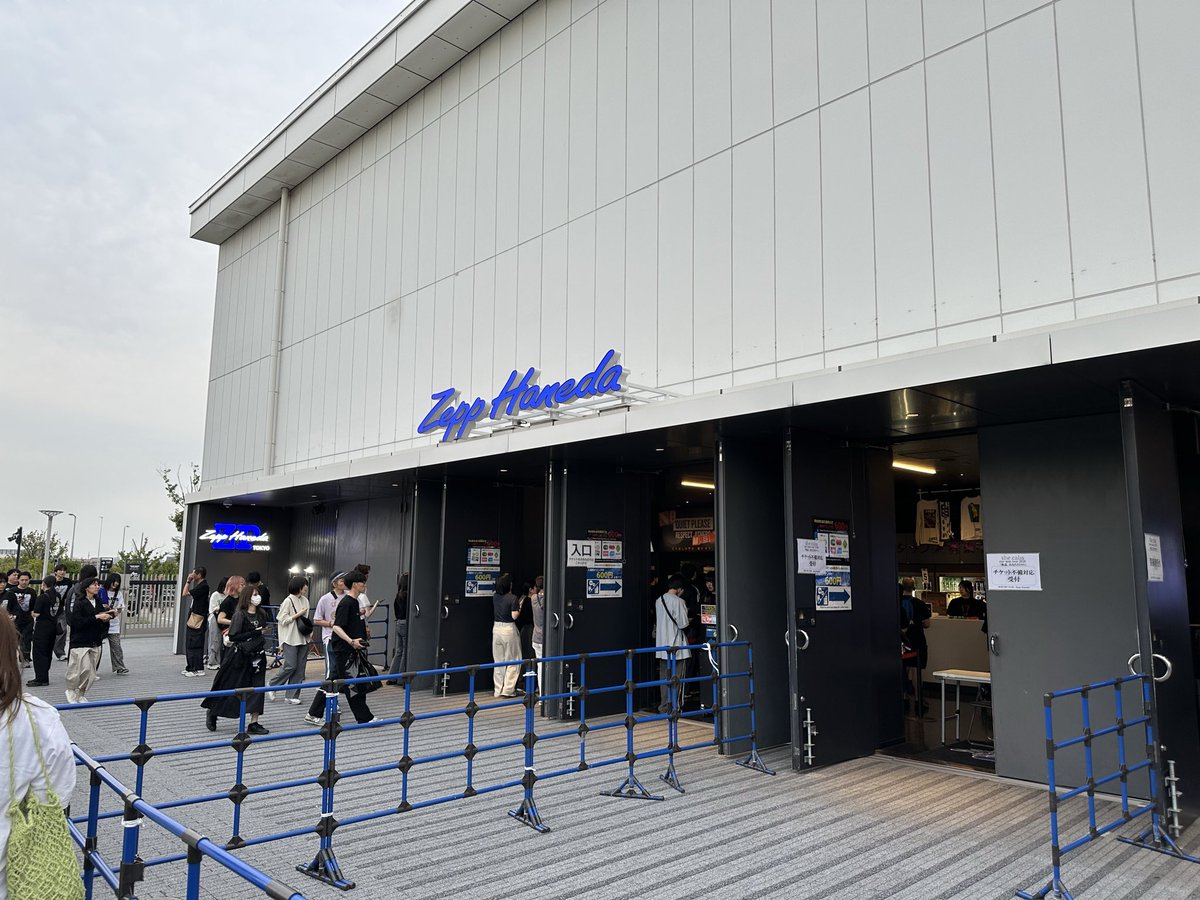 azucat2an's tweet photo. 何年ぶりか分からないZepp羽田 https://t.co/Nd7aSRhFIF