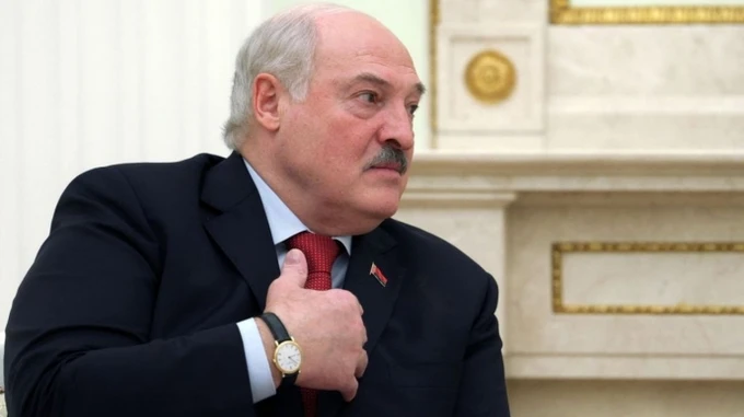 brk_kosova's tweet photo. Belarus halkı değilse bile Lukashenko, Belarus topraklarını işgalci bir güce, komşu bir ülkenin işgali için peşkeş çekerek zaten savaşın tarafı olmuştur.

Eğer Belarus topraklarını Rus ordusuna açmasaydı Kyiv muharebeleri belki hiç olmayacak, Bucha, Hostomel ve diğer yerleşimlerdeki siviller asla zarar görmeyecek, Ukrayna ordusu kuvvetlerinin büyük bölümünü Belarus sınırında tutmaya ihtiyaç duymayacak ve Ukrayna savaşa daha iyi bir konumda başlayacaktı.

Bu açıdan Lukashenko'nun özür dilemekten çok daha fazlasını yapmaya ihtiyacı var. Özellikle de Ukrayna halkı karşısında...