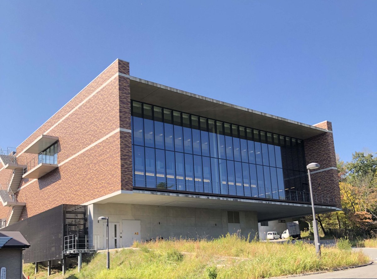 hoto_zero's tweet photo. 【“研究のタネ”に出会える大学図書館】
理工系図書館として知られる「京都大学桂図書館」。書棚の向こうのガラスウォールから光が注ぐ明るく開放的な空間です。資料収集だけでなく研究支援や発信も行う“場”としての、新しい大学図書館のかたちに触れることができます。https://t.co/wCPv6YJTKQ https://t.co/krin0PQ50H