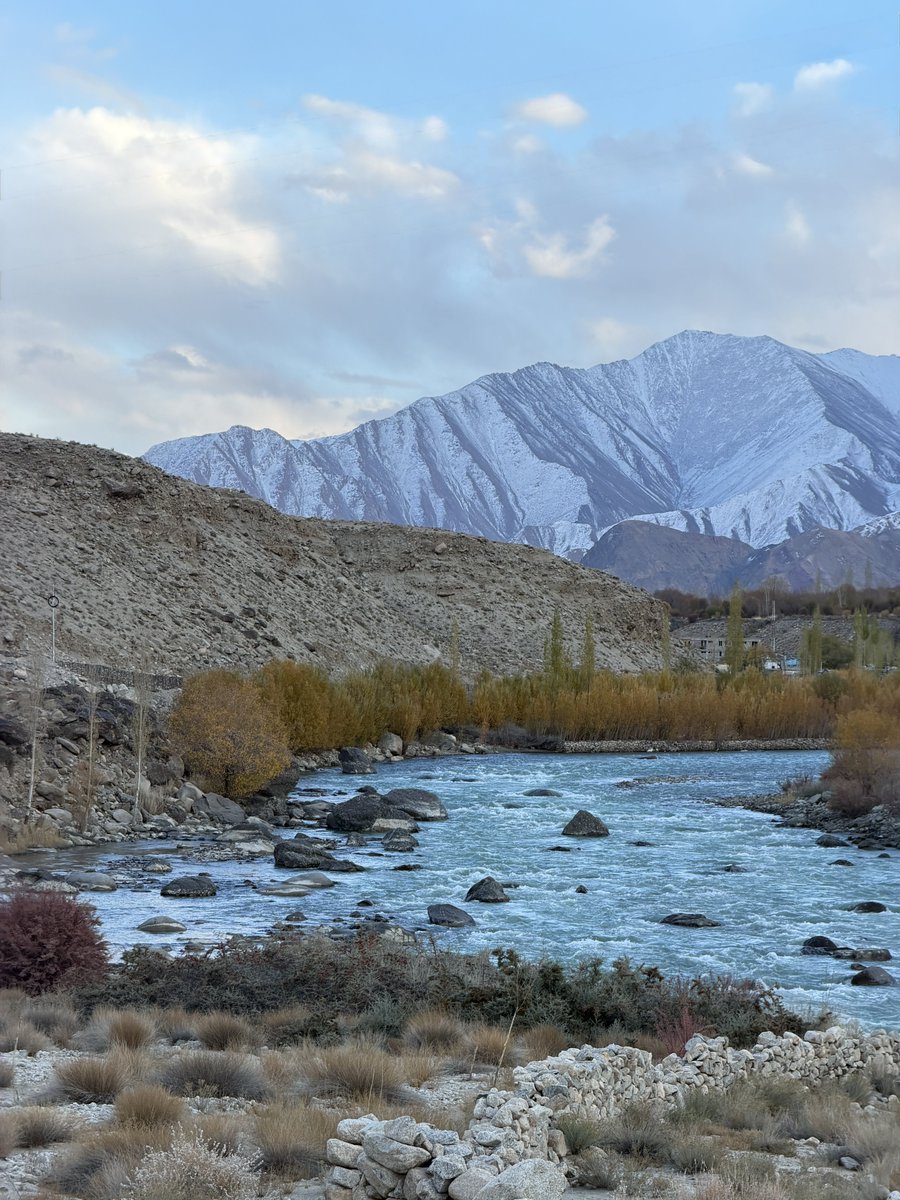 Dekchaikumkom's tweet photo. รีวิวเลห์ ลาดัก (Leh Ladakh) ดินแดนธิเบตน้อยทางตอนเหนือของอินเดีย แห่งเทือกเขาหิมาลัย ที่ท้องฟ้าสีน้ำเงินเข้มตัดกับภูเขาหินสลับซับซ้อน วิวสวยสะกดสายตาเหมือนอยู่อีกโลกอะทุกคน 

ไฮไลต์ห้ามพลาดคือการนั่งรถข้ามผ่าน Khardung La Pass หนึ่งในถนนที่สูงที่สุดในโลก ลงไปขี่อูฐสองโหนกที่ทะเลทราย Nubra Valley และไปชมความอลังการของทะเลสาบเปลี่ยนสี Pangong Tso ทะเลสาบน้ำเค็มที่อยู่สูงที่สุดในโลก 

รวมถึงชมวัดทิเบตเก่าแก่ Thiksey Monastery ที่ตั้งตระหง่านอย่างสง่างาม
ทริปนี้สายลุยและสายถ่ายภาพต้องเลิฟแน่นอน แต่สิ่งที่ต้องระวังที่สุดคือโรคแพ้ความสูง (AMS) เพราะตัวเมืองอยู่สูงกว่า 3,500 เมตร วันแรกที่ไปถึงต้องนอนพักนิ่งๆ ให้ร่างกายปรับตัว ห้ามฝืน เดินช้าๆ จิบน้ำบ่อยๆ และเตรียมยา Diamox ให้พร้อม ช่วงที่น่าเที่ยวที่สุดคือ มิ.ย. - ก.ย. อากาศกำลังดี ถนนเปิดครบ เดินทางสะดวก เป็นพิกัดที่สมบุกสมบันหน่อยแต่คุ้มค่าครั้งหนึ่งในชีวิตครับ