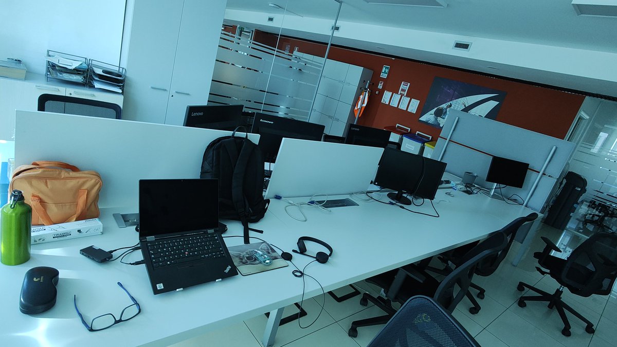 mazingra's tweet photo. "Basta con tutto questo smart working ... dovete tornare in ufficio in presenza per fare team building!" https://t.co/QIGJUo9BiF