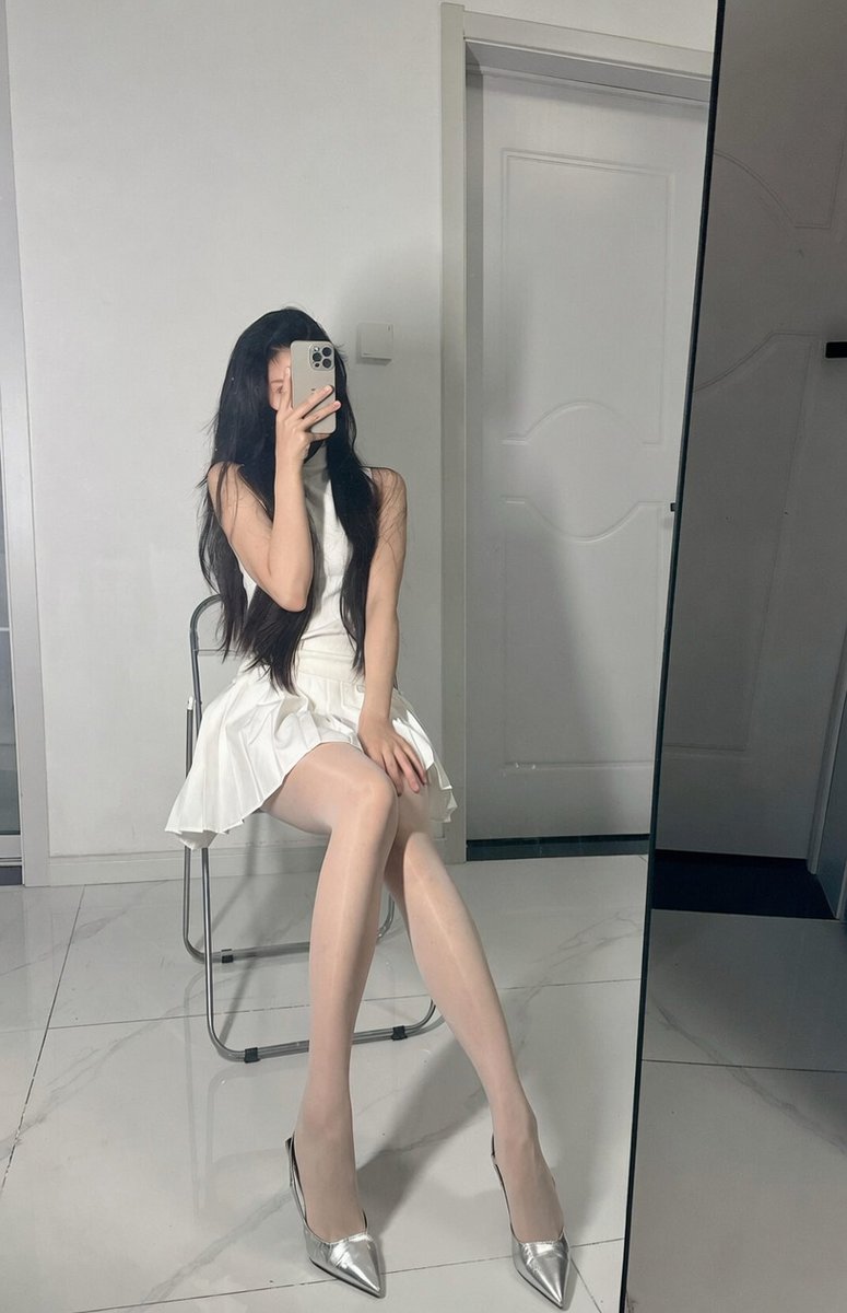 Valentindu70's tweet photo. 坐在这里等你夸我好看～ 这套穿搭是不是把你眼睛勾住了？#白裙穿搭 #丝袜诱惑 #镜子自拍 #腿精 #今日穿搭 #撩人穿搭 #ootd https://t.co/wh3hNA6Pr1