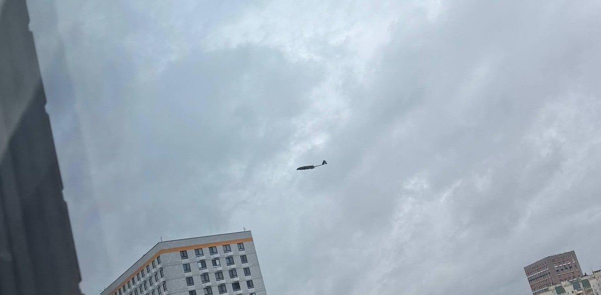 FranaSram_ek's tweet photo. Nad Moskvou krouží desítky ukrajinských dronů, jsou vidět a slyšet výbuchy. 
Poplach je v celé Moskevské oblasti.
Jen houšť a větší kapky! https://t.co/fFNvE2fd07