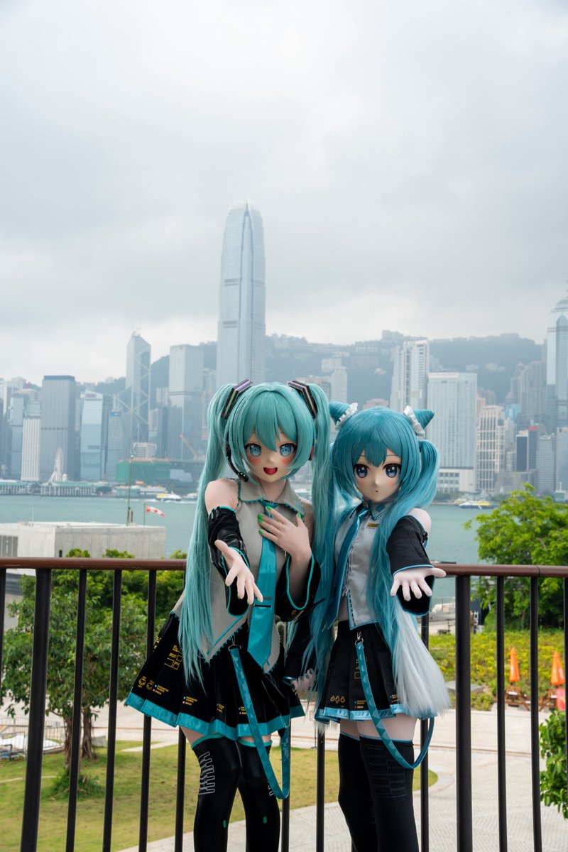 yukine_hkkig's tweet photo. 平常生活節奏很急促令人感到很大壓力，快來與我們一起來看這個美美的維港海景好好放鬆一下

💚: @syamn_kig 
📷: @DARKSTUDIOHK 
#着ぐるみ #初音ミク #vocaloid #mplus https://t.co/aOwRVS7AWs