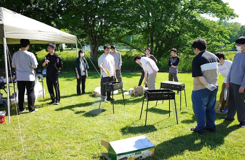 hiuitohvizlab's tweet photo. 今日のゼミはBBQ特別演習を実施しました。めちゃ快晴で気持ち良かったです。今年は新兵器としてタープと大きめのテーブルを導入しました。あまりの天気のよさに他にも4つのゼミが学内でBBQをしていました。 https://t.co/0ZHReWCPiG