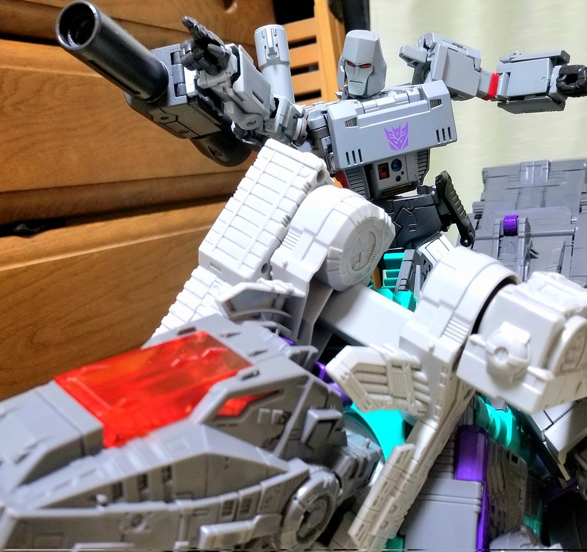 Zimmad041's tweet photo. メガトロンride onダイナザウラー
「サイバトロン共を捻り潰せ！！」 https://t.co/fSHhkGYiIl