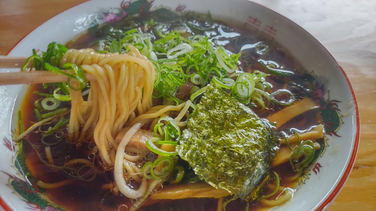 quick_quench's tweet photo. 今日のお昼は久々、
今治市玉川町「中華そば 八平」
中華そば・おにぎり・かしわ天が付いた
平日限定メニュー八平定食1080円
替玉永遠無料なので
3玉お代わりして
ラスト1玉を同行者とシェアして
もう腹パンに。。。 https://t.co/5TywOI8tlQ