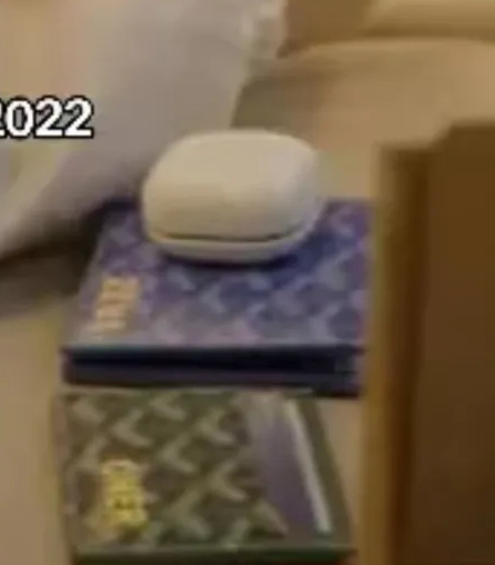 KROWNZEE_'s tweet photo. HE IS STILL USING HIS MATCHING WALLET WITH ONER? 😭😭💔STOP THIS AT ONCE. https://t.co/i8vfkYnUFv