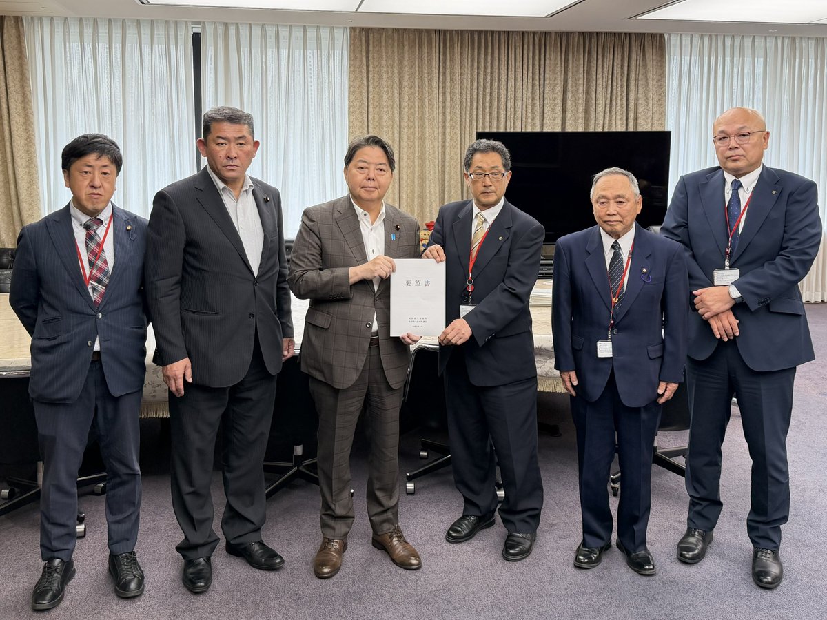MIC_JAPAN's tweet photo. 令和８年６月15日、林総務大臣は、秋田県八郎潟町の小野副町長及び柳田町議会議長から、首長の意思表示不能時に係る制度整備に関するご要望を受け、懇談を行いました。 https://t.co/cjUPOc58rb