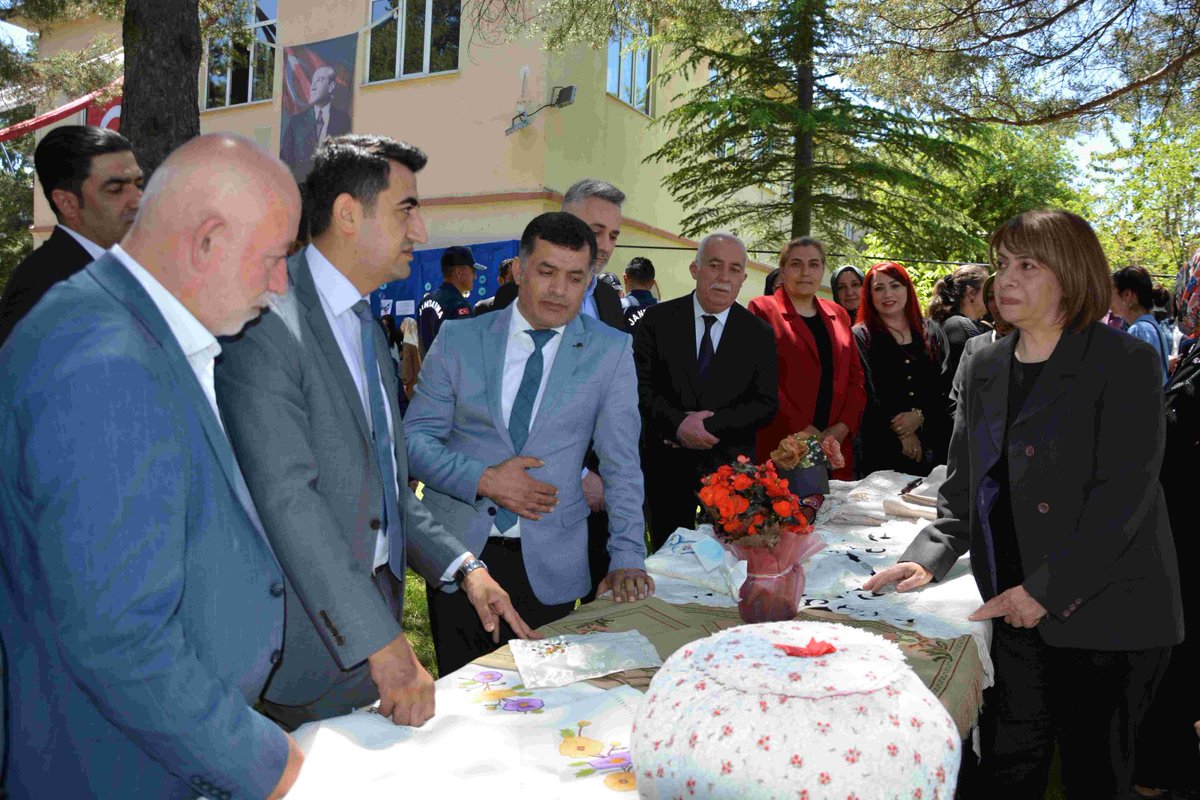 SebinkarahsrMem's tweet photo. 🎨 Hayat Boyu Öğrenme Haftası kapsamında Şebinkarahisar Halk Eğitimi Merkezi Yıl Sonu Sergisi, İlçe Kaymakamımız Sayın Dr. Yasin ARDIÇ'ın teşrifleriyle açıldı.
Kursiyerlerimizin yıl boyunca emekle hazırladığı eserler büyük beğeni topladı.
#HayatBoyuÖğrenme #Şebinkarahisar
@tcmeb https://t.co/HgRcUWwN1h