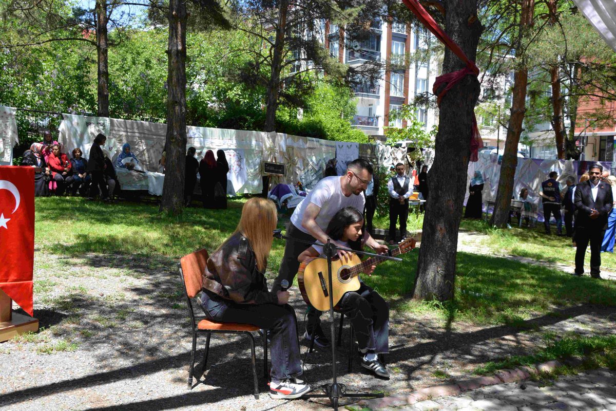 SebinkarahsrMem's tweet photo. 🎨 Hayat Boyu Öğrenme Haftası kapsamında Şebinkarahisar Halk Eğitimi Merkezi Yıl Sonu Sergisi, İlçe Kaymakamımız Sayın Dr. Yasin ARDIÇ'ın teşrifleriyle açıldı.
Kursiyerlerimizin yıl boyunca emekle hazırladığı eserler büyük beğeni topladı.
#HayatBoyuÖğrenme #Şebinkarahisar
@tcmeb https://t.co/HgRcUWwN1h
