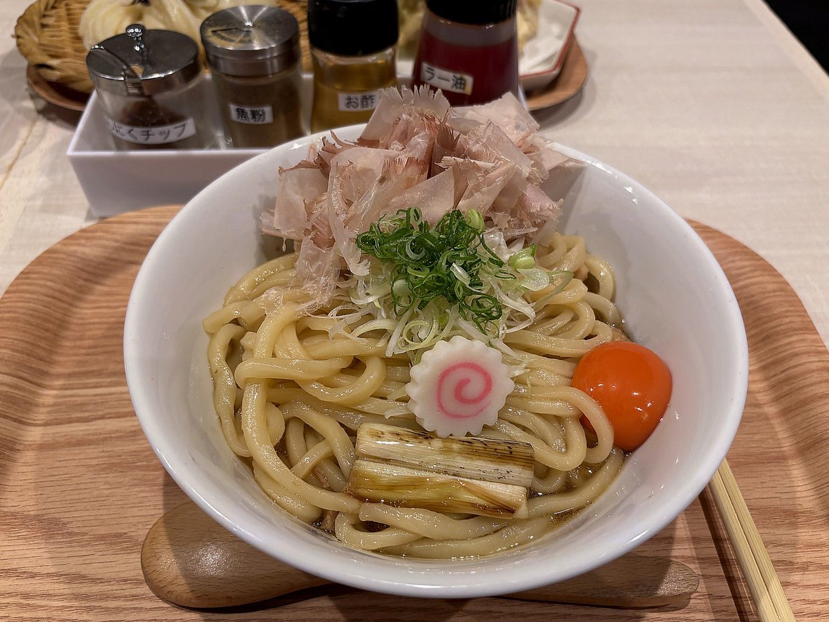 mm_gaa's tweet photo. 「太閤うどん」＠中町店で、”特選油うどん”です。姉妹店の「太閤らぁめん」で出されている”油そば”が好評につき、その”うどん版”ということですかね。釜揚げのうどん（多分）に、本枯れ節の削り節の風味が立って美味いです。 https://t.co/tSCzcbjATb