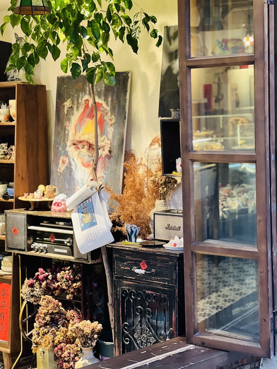 JBloodJBound's tweet photo. [Got back to my old neighborhood after 5 years— the tiny bakery I used to sneak to after school now has my favorite matcha croissant as its signature! Small changes still feel like big wins for a heart that’s been away.]， https://t.co/zXqjxTpNmP