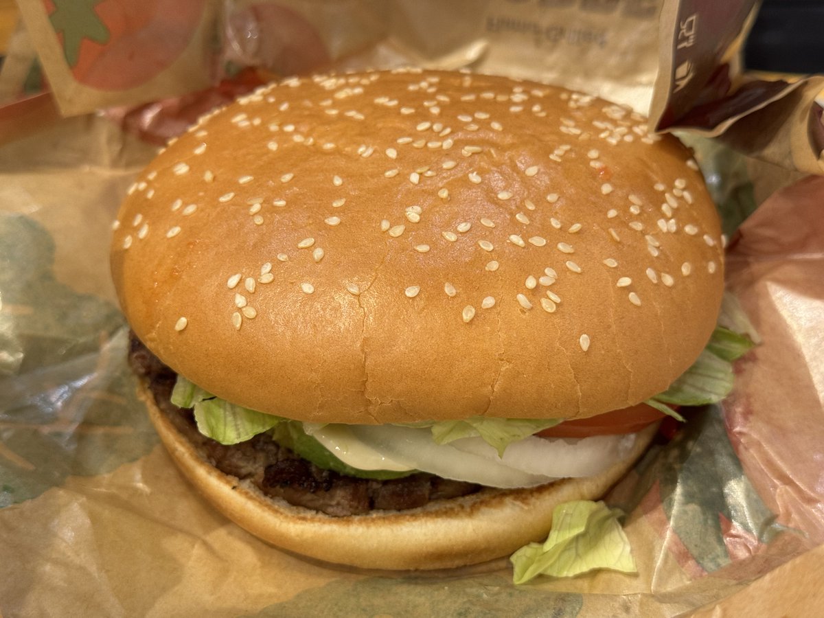 cinefil_'s tweet photo. バーガーキングでクリーミーマヨアボカドワッパーとオニオンリング。 https://t.co/550sfRk9Be