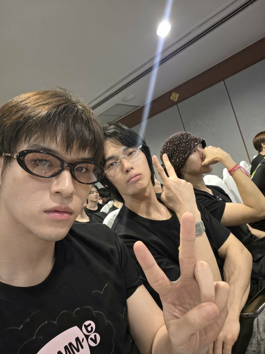 Runjhun00's tweet photo. Nani being too nonchalant  😂

#Sky #Nani  #WinMetawin
#GMMTVOuting2026 https://t.co/LPsQryYEBc