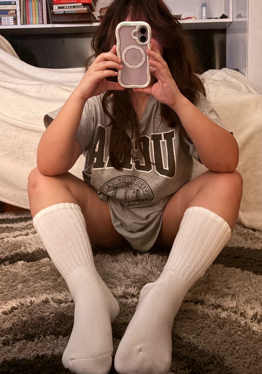 n33dybun's tweet photo. big shirt + long socks 🤭 https://t.co/wCfUbDuBFY